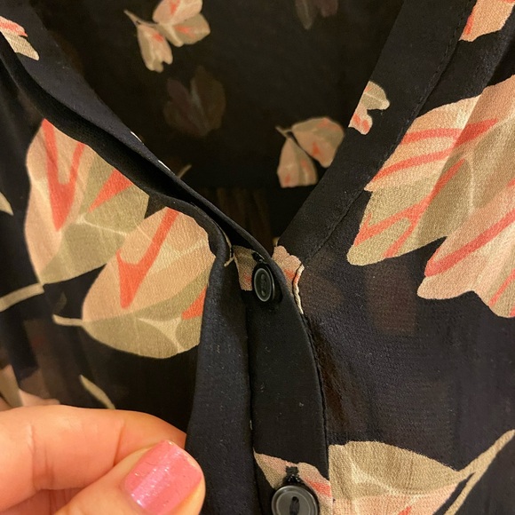 Beautiful and versitile blouse! - Picture 5 of 6